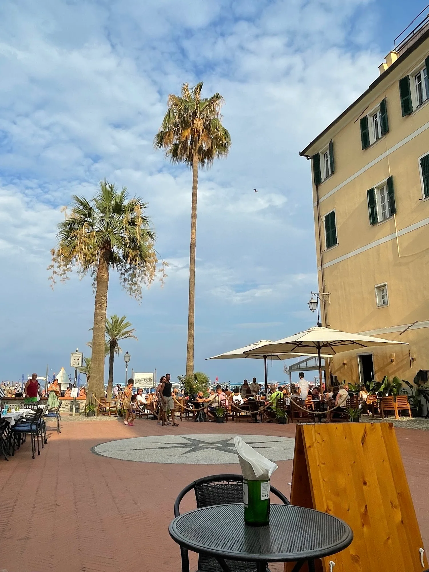 Il borgo marinaro di Laigueglia visto dal pontile, con la spiaggia e le case colorate sul mare