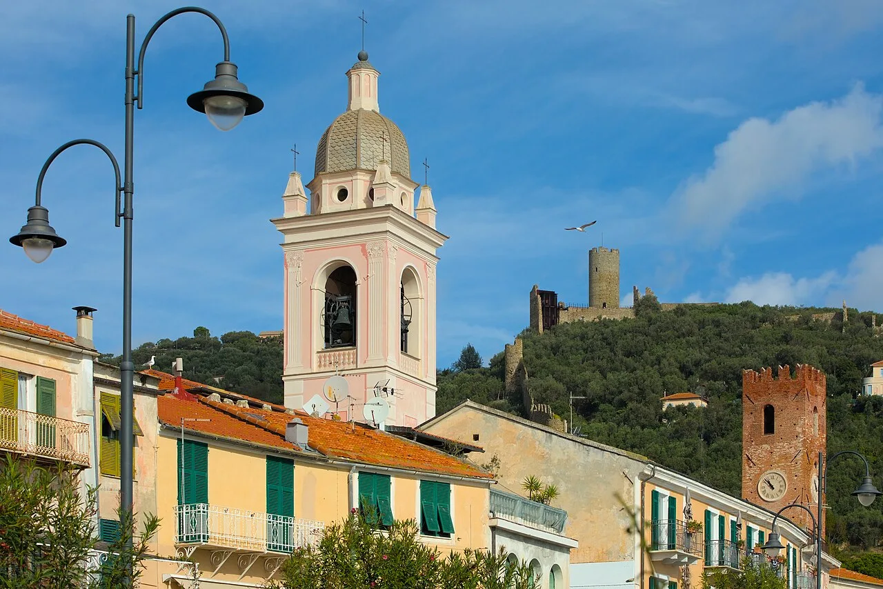 Il campanile della cattedrale di San Pietro, il castello di Monte Ursino e la Torre del Comune a Noli