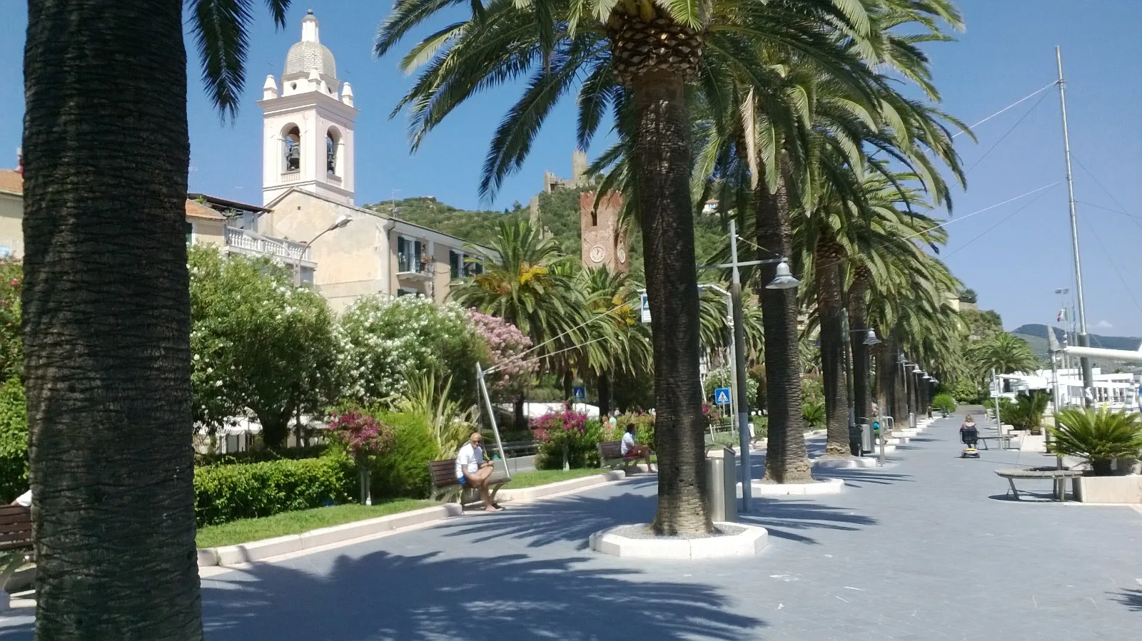 Il mare e il borgo di Noli