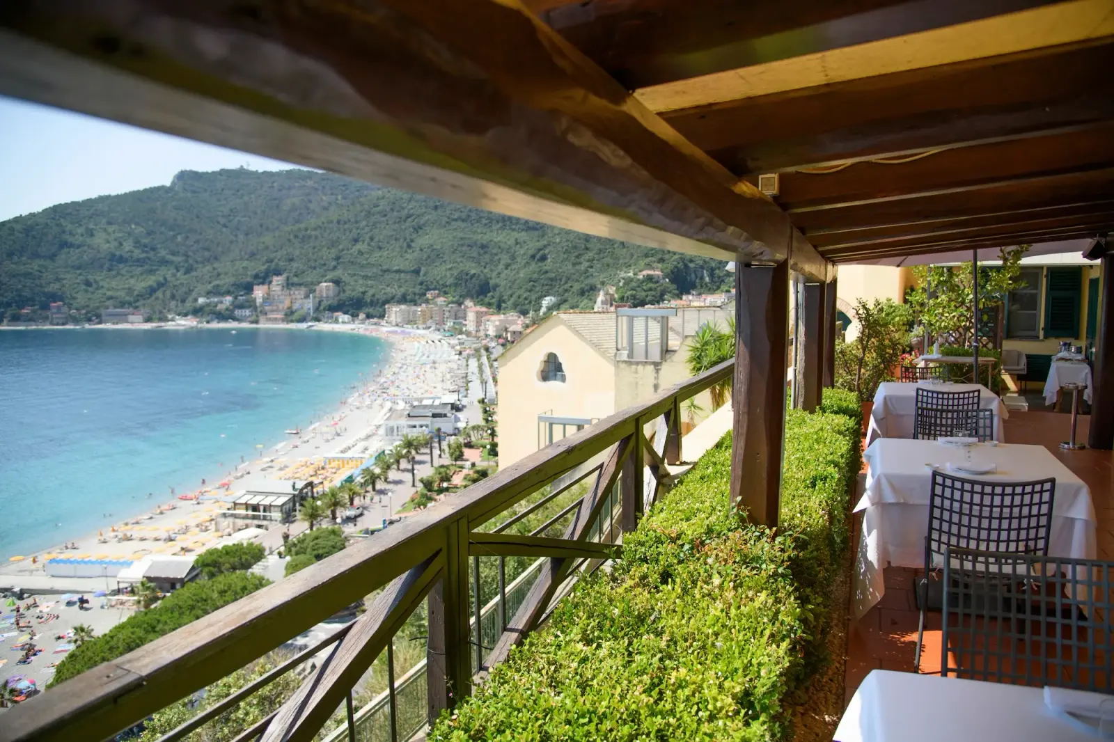 Il borgo medievale di Noli con il castello di Monte Ursino, dove si trova il ristorante