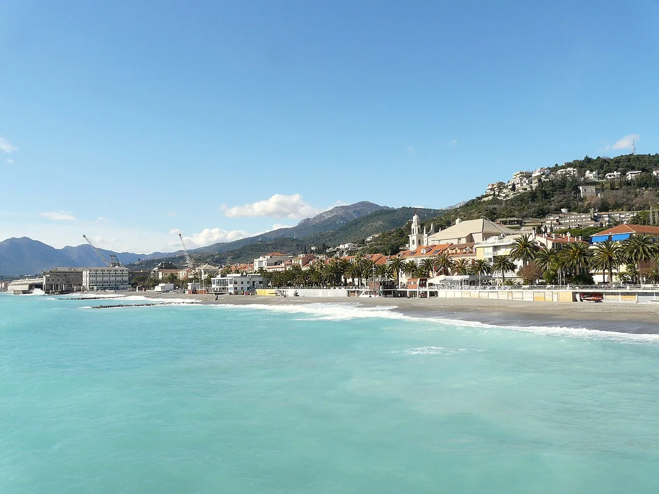Veduta panoramica di Pietra Ligure con la costa ligure e il mare