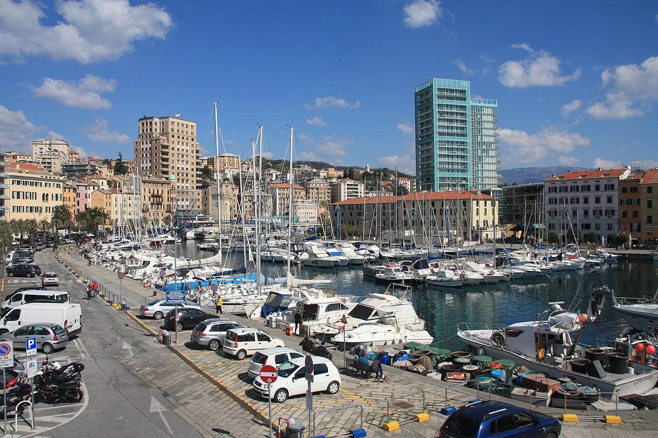 La vecchia darsena di Savona con le barche da pesca ormeggiate
