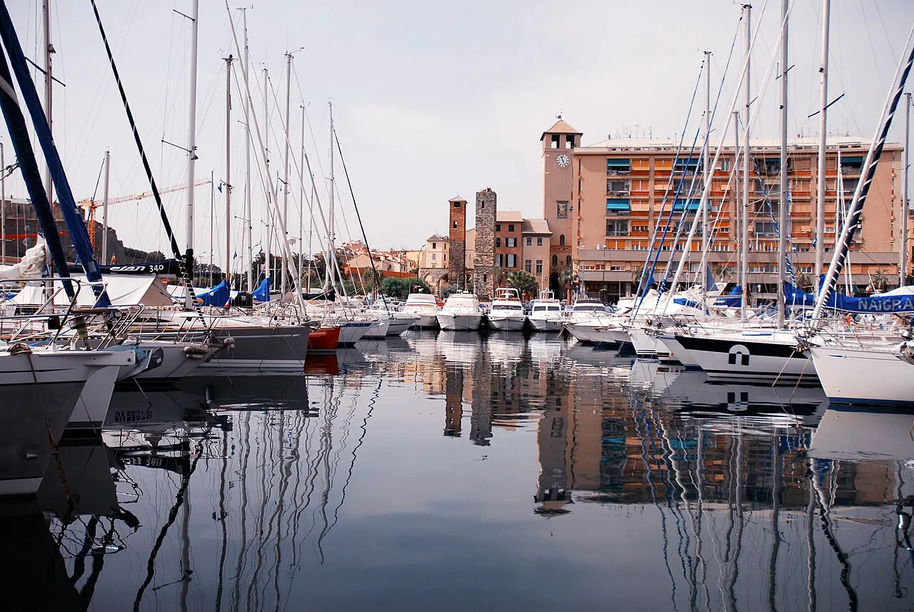 Panorama del porto di Savona visto dal mare