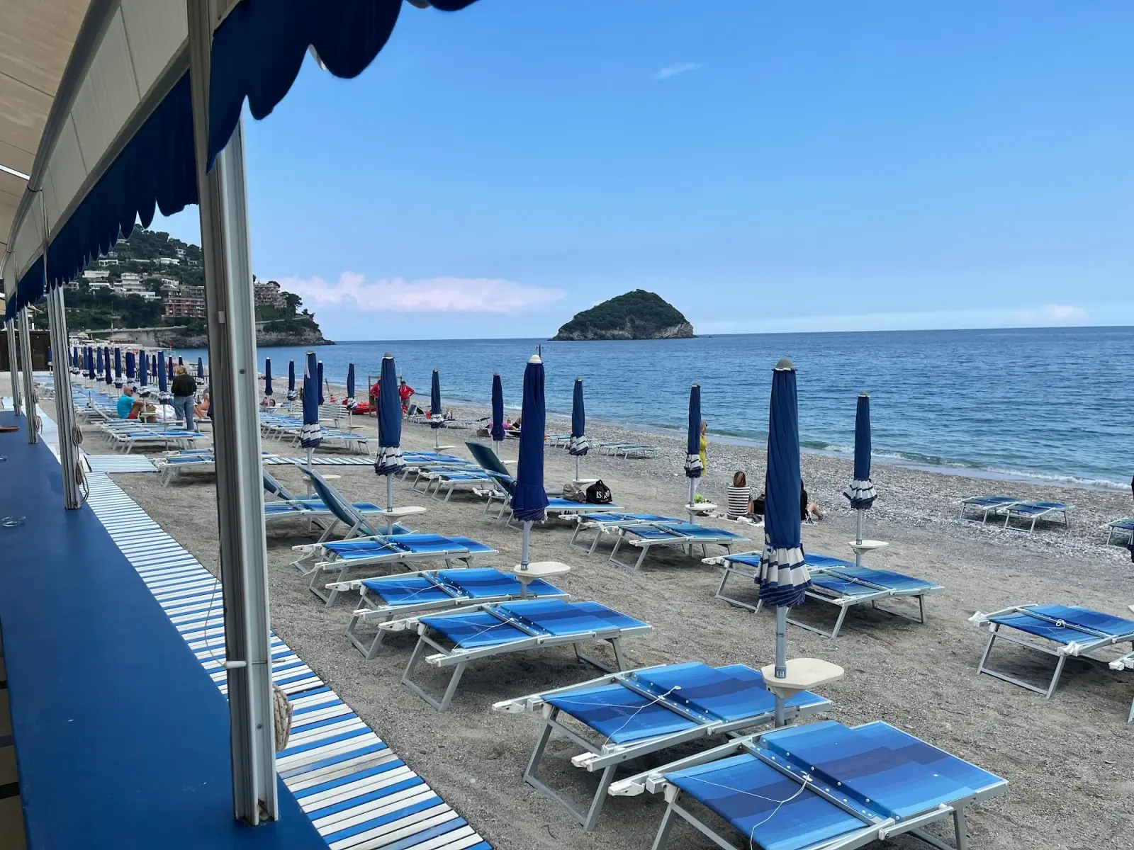 L'isola di Bergeggi vista dalla spiaggia di Spotorno, il tratto di costa dove si trova Cantinone Mare
