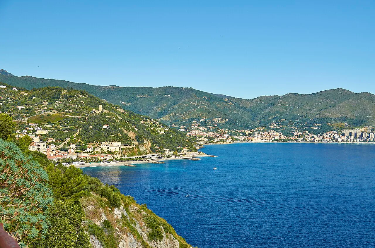 Spotorno vista dall'alto: il borgo e la baia del Savonese in una giornata d'autunno