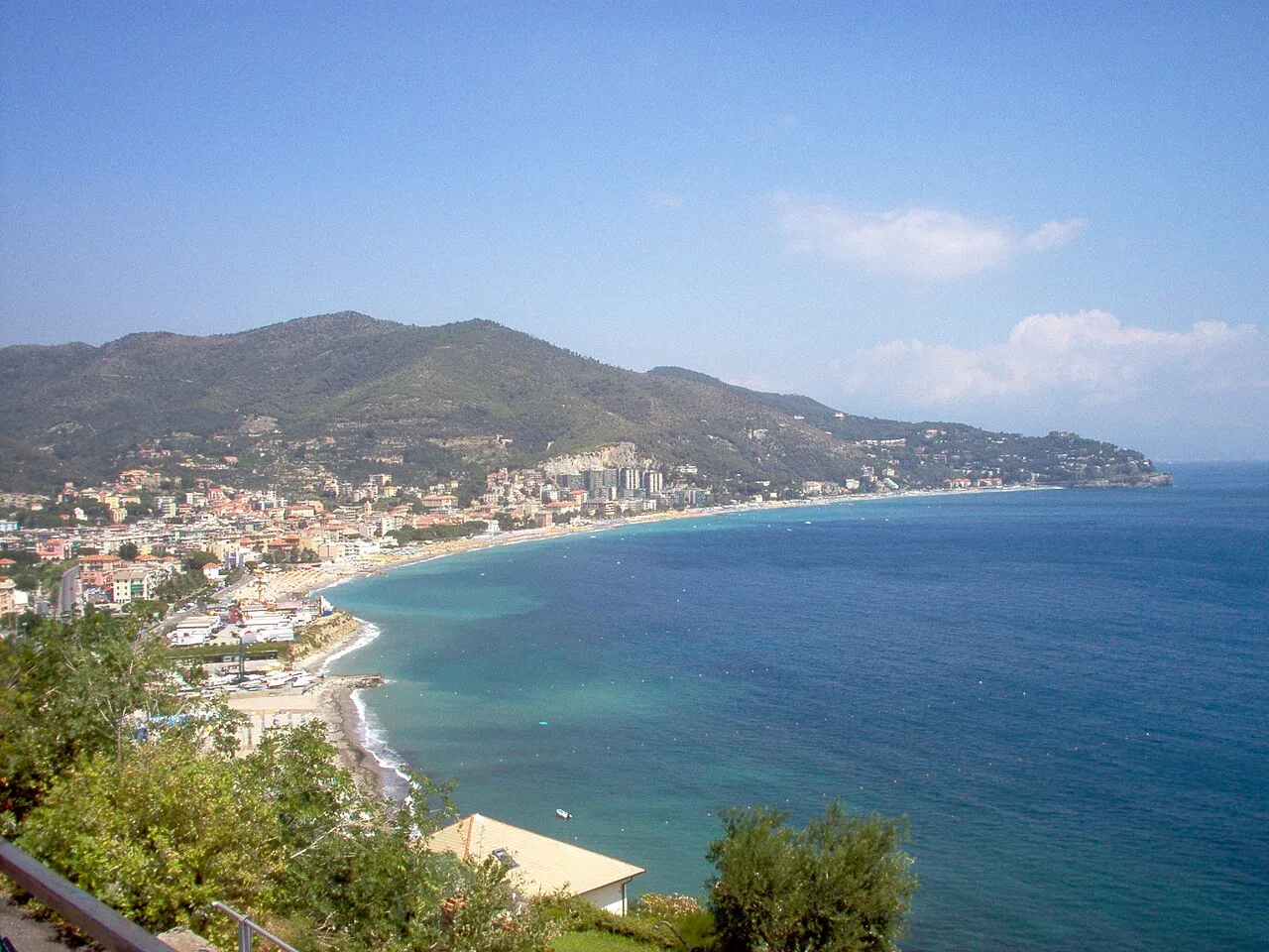 Il lungomare e il centro di Spotorno visti dalla costa