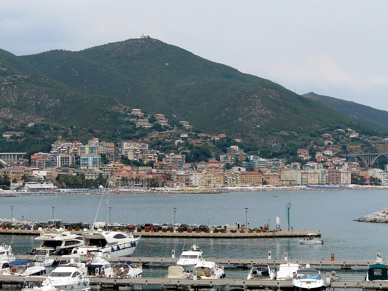 Panorama del porto di Varazze e della citta visti dall'alto, con la Marina e i tetti del centro