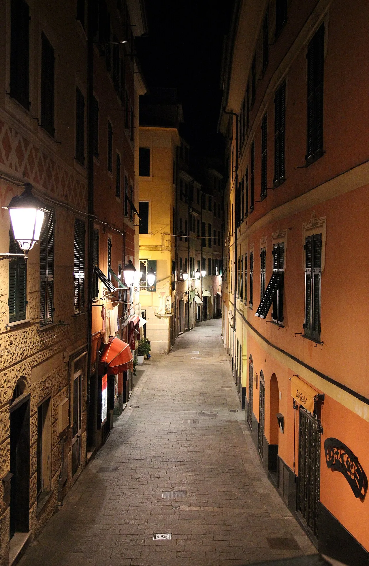 Scorcio notturno di un vicolo del centro storico di Varazze, con i caruggi illuminati