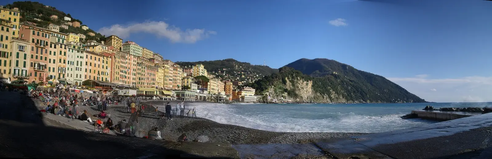 Panoramica della spiaggia di Camogli con le case colorate sul lungomare