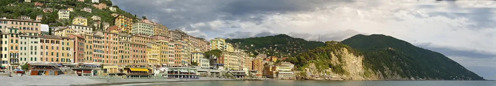 I palazzi alti e colorati di Camogli visti dalla spiaggia, uno dei tratti distintivi del borgo
