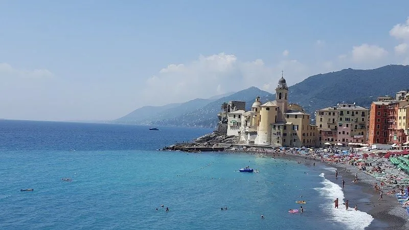 Lo stabilimento Bagni Lido a Camogli, con ombrelloni e lettini sulla spiaggia e il mare azzurro