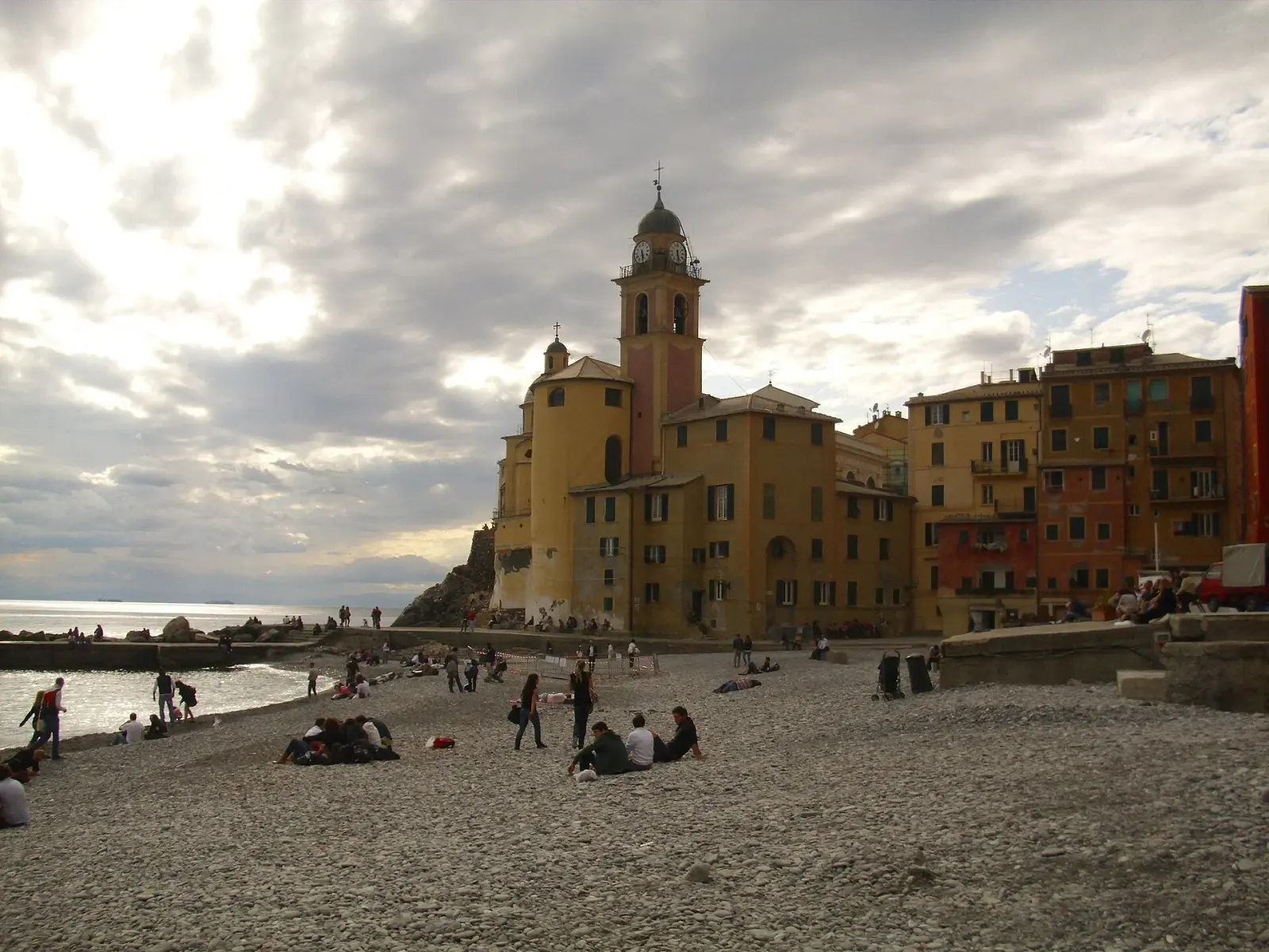 La spiaggia di Camogli con la chiesa di Santa Maria Assunta sullo sfondo