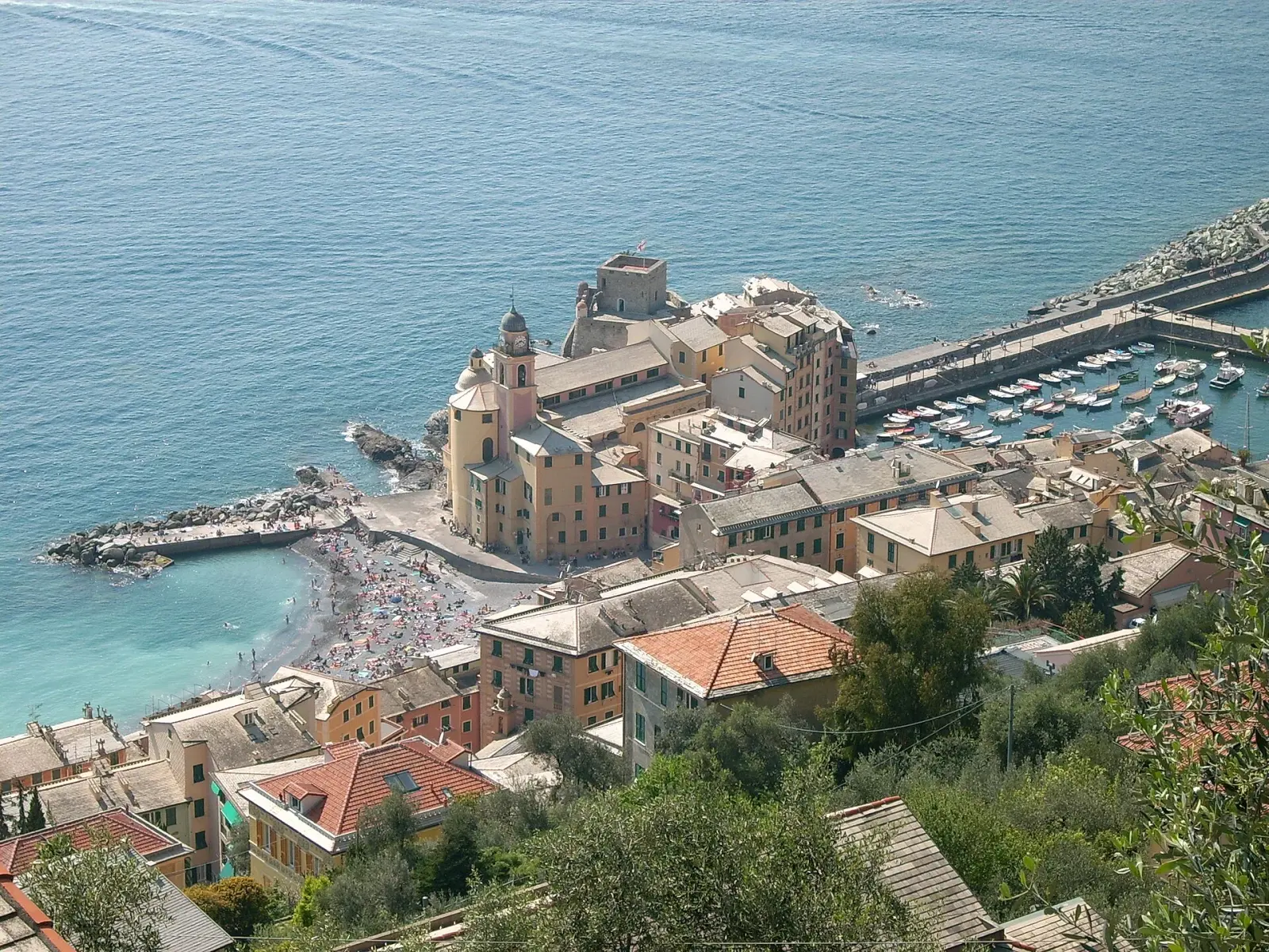 La basilica di Santa Maria Assunta a Camogli, il punto di riferimento visibile dalla spiaggia e dal mare