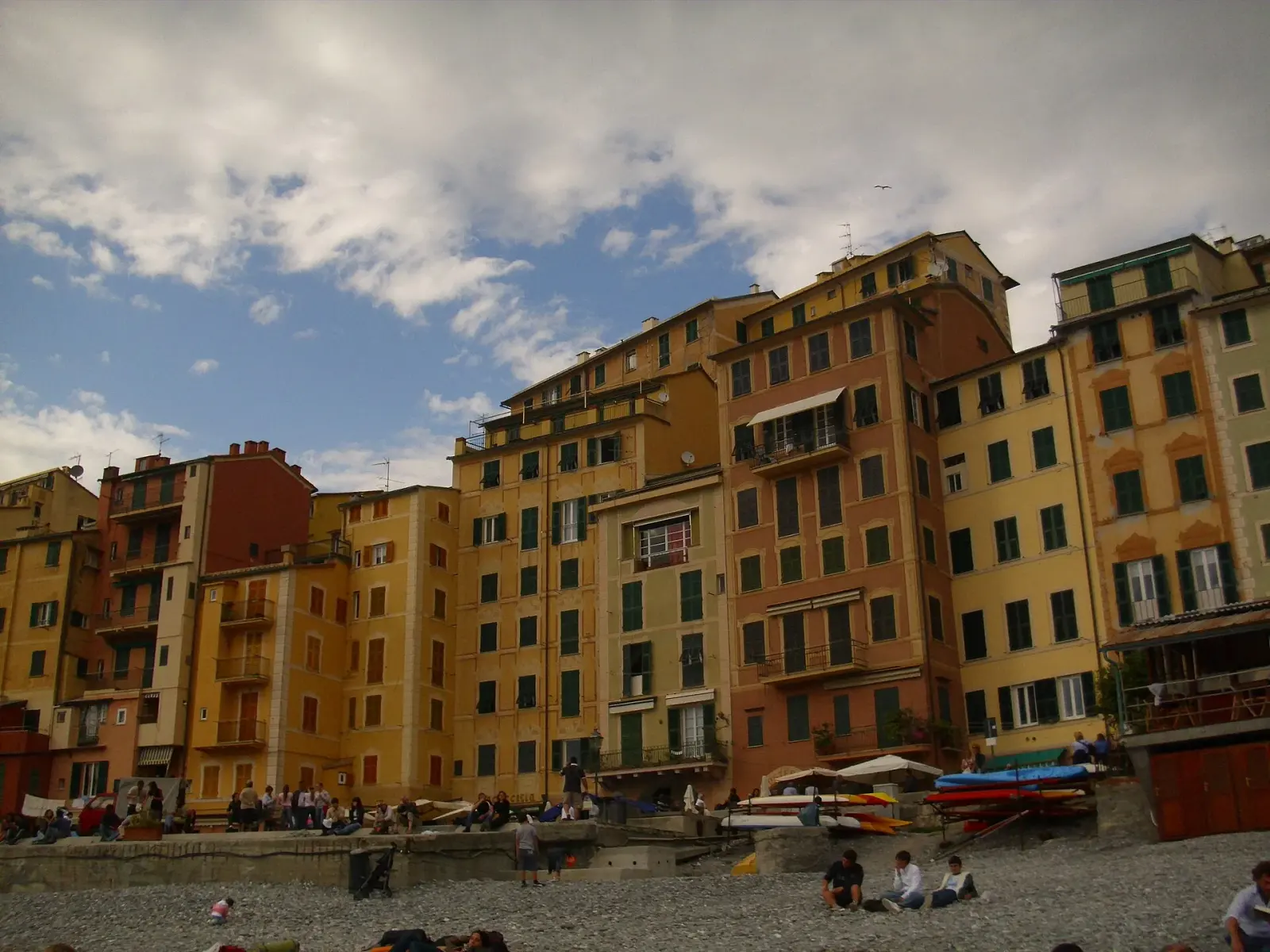 Ciottoli e palazzi alti alle spalle della spiaggia libera di Camogli
