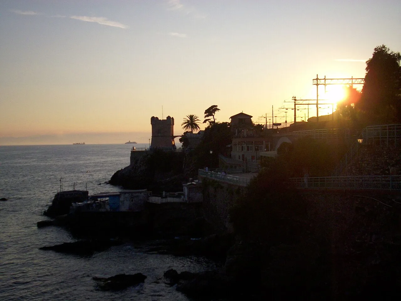 La passeggiata Anita Garibaldi di Nervi al tramonto con la torre Gropallo sullo sfondo
