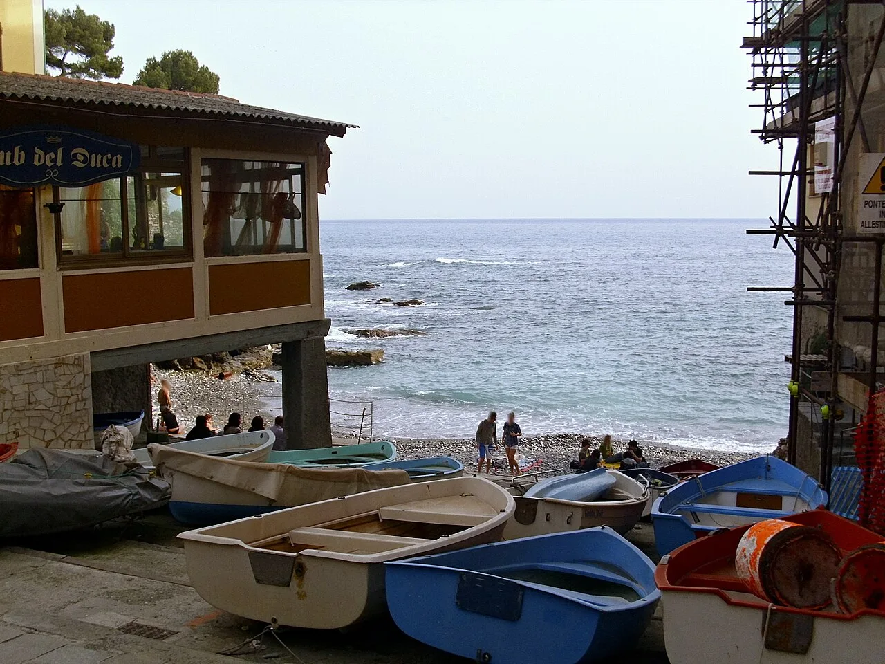 La spiaggia ciottolosa e il porticciolo sul litorale di Nervi verso levante