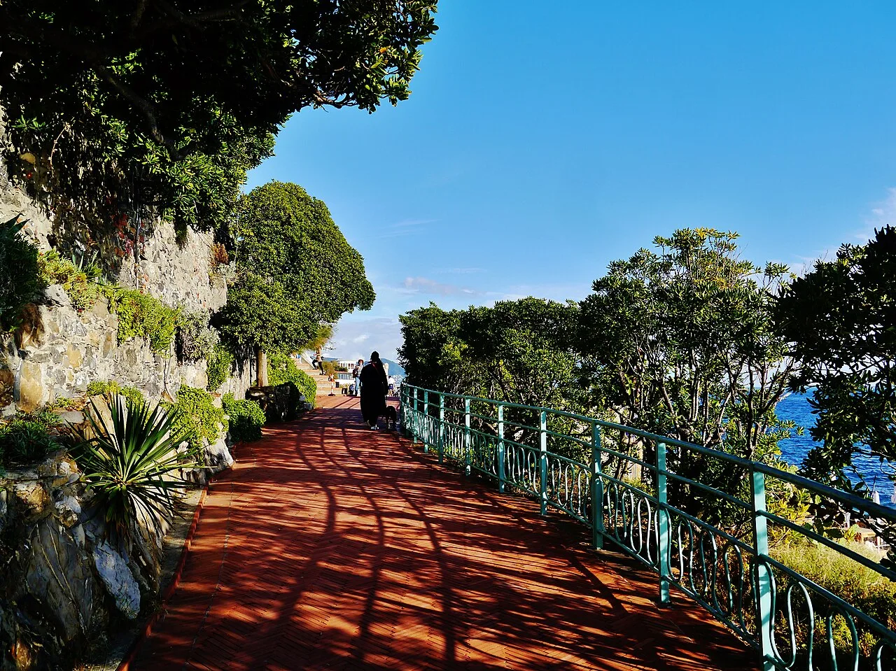 La passeggiata Anita Garibaldi con il mare ligure e le rocce del litorale di Nervi