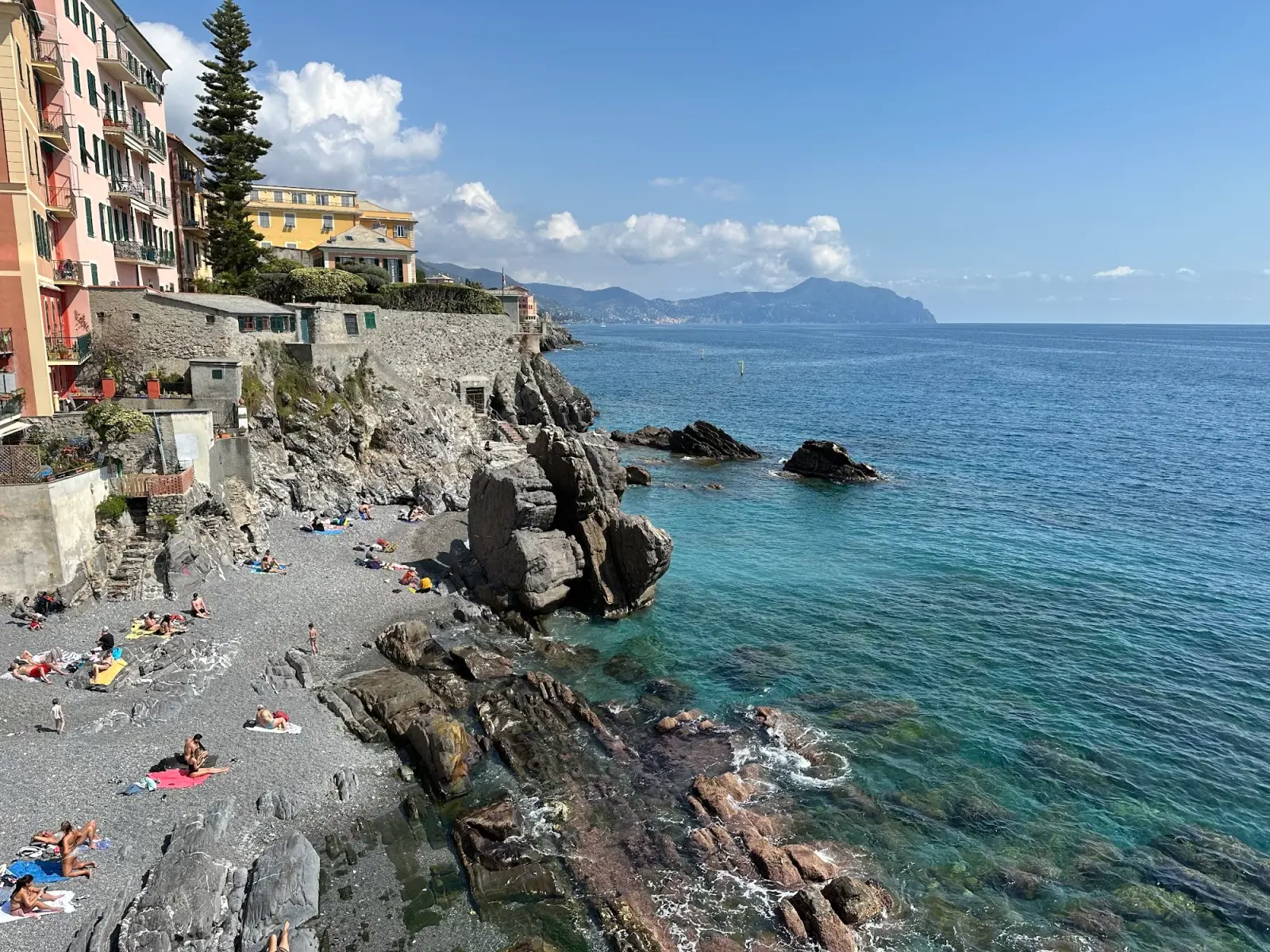 La piccola spiaggia ciottolosa nel porticciolo di Nervi, a due passi dalla caletta di Caprafico