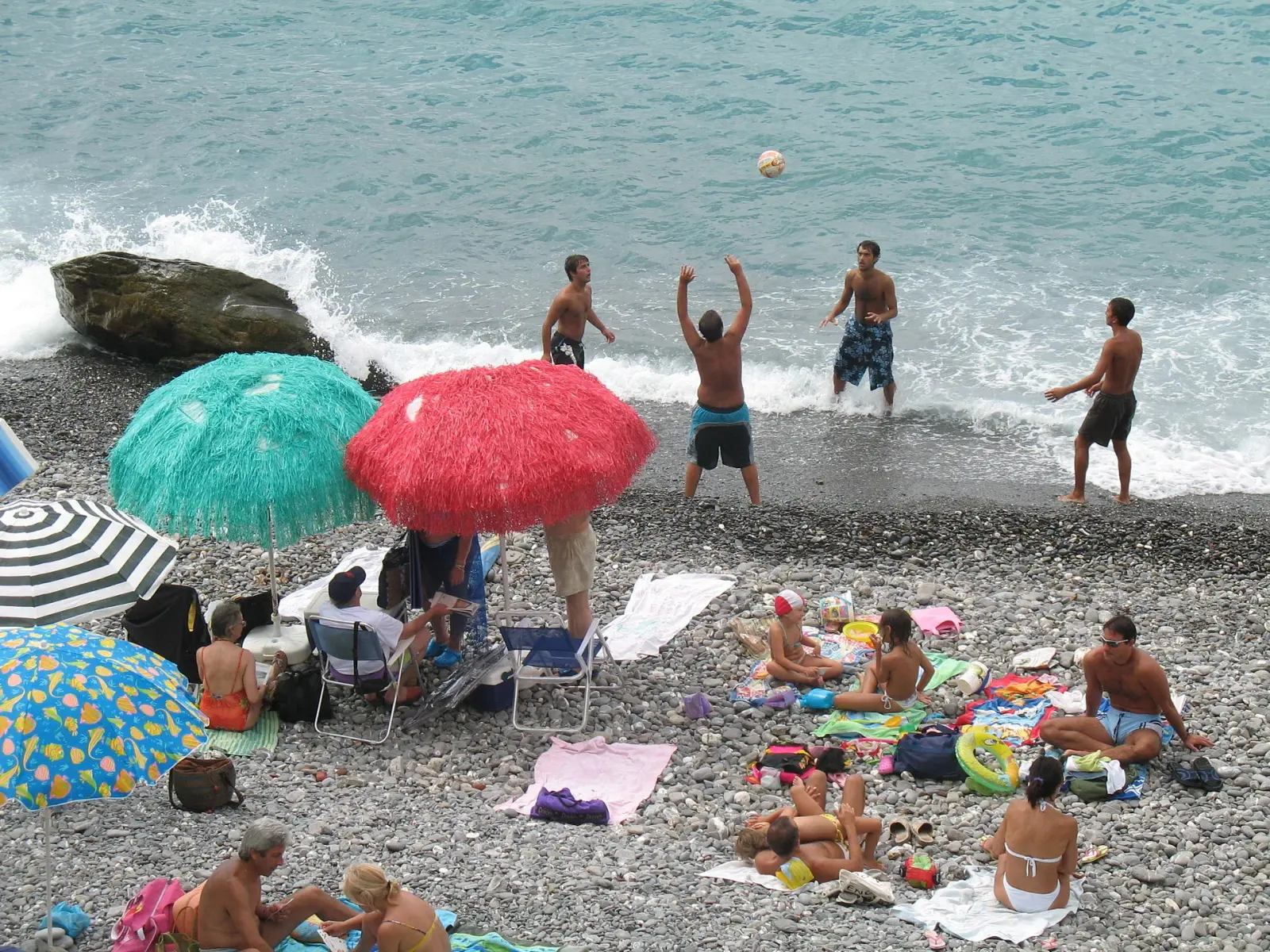 La spiaggia dello Scalo a Quinto al Mare, con la costa e i ciottoli in primo piano