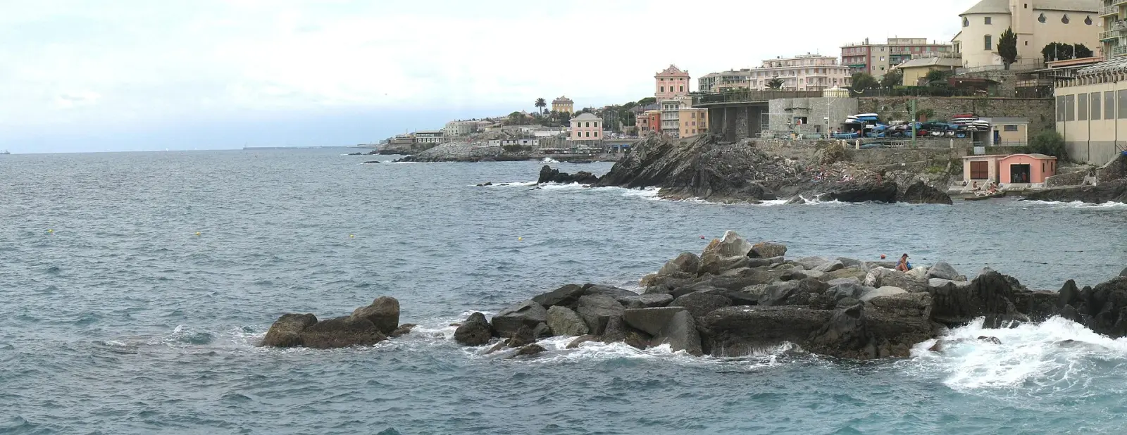 Panoramica della costa di Quinto al Mare a Genova, con la scogliera dello Scalo e le case sul lungomare