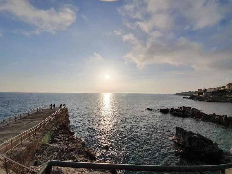 La spiaggia pubblica di Quinto a Genova, con i ciottoli e il mare