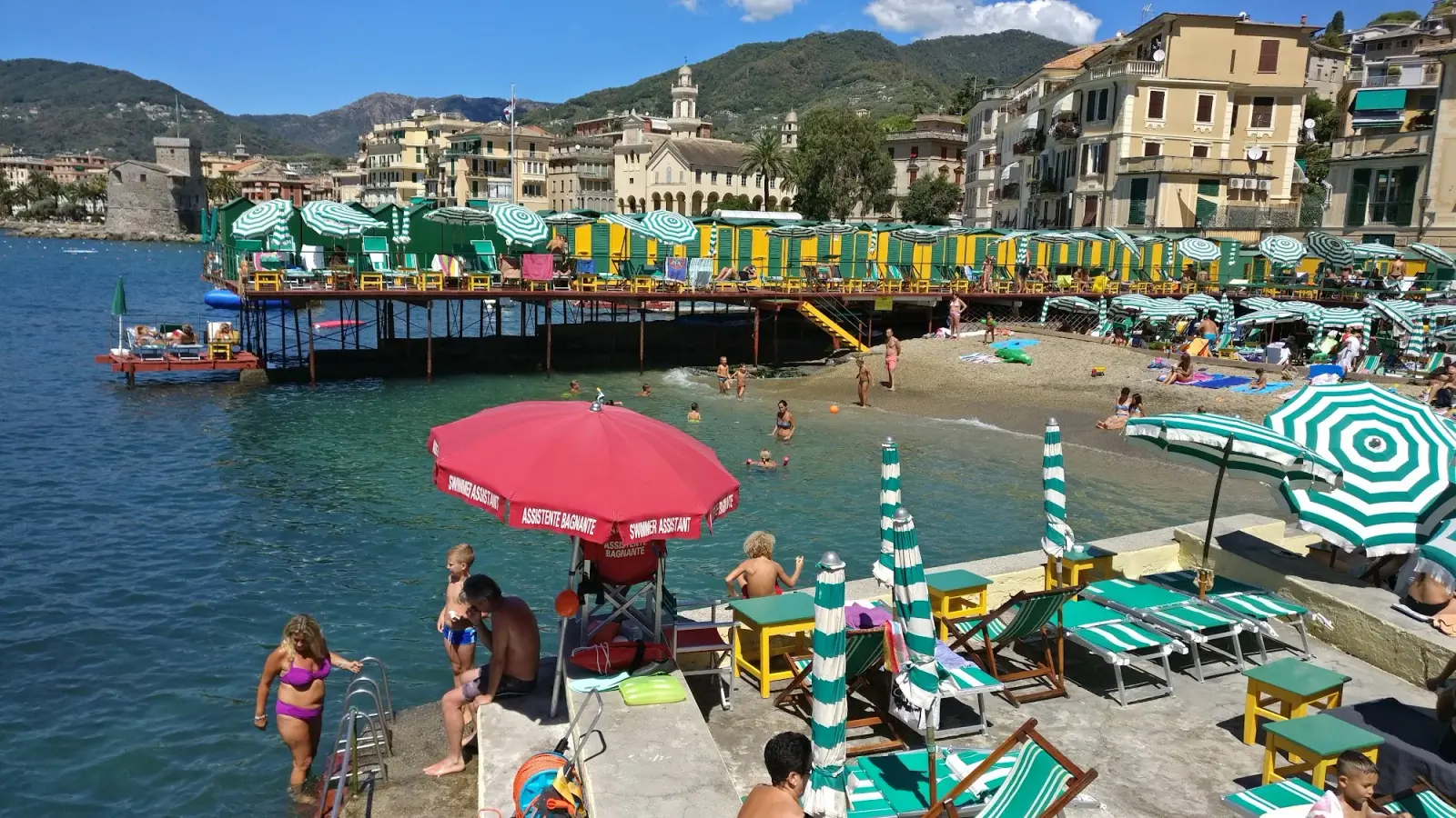 Panorama di Rapallo dalla spiaggia, con il lungomare e il Golfo del Tigullio