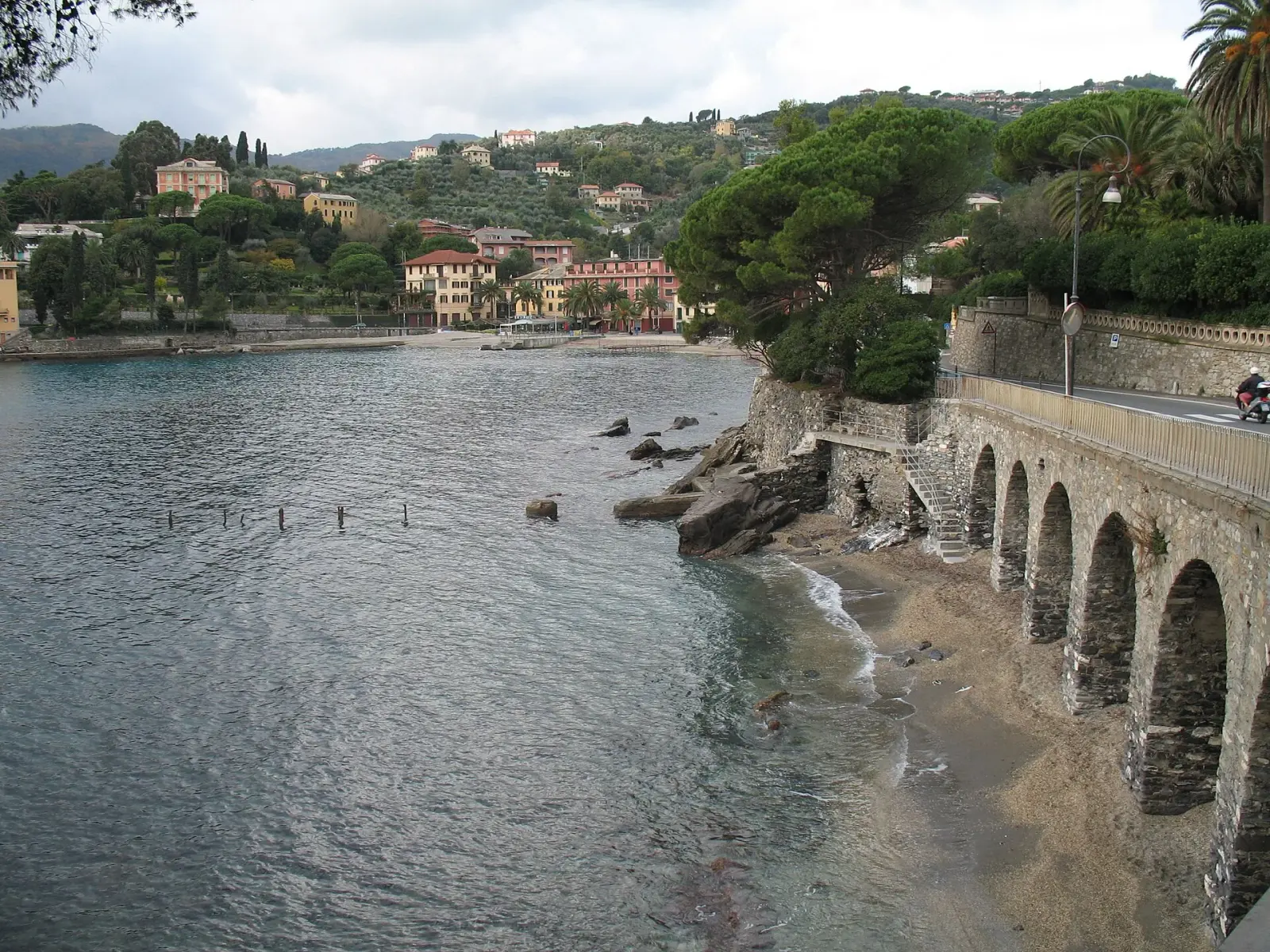 La spiaggia e il lungomare di Rapallo visti dal mare, con le case colorate e il porto