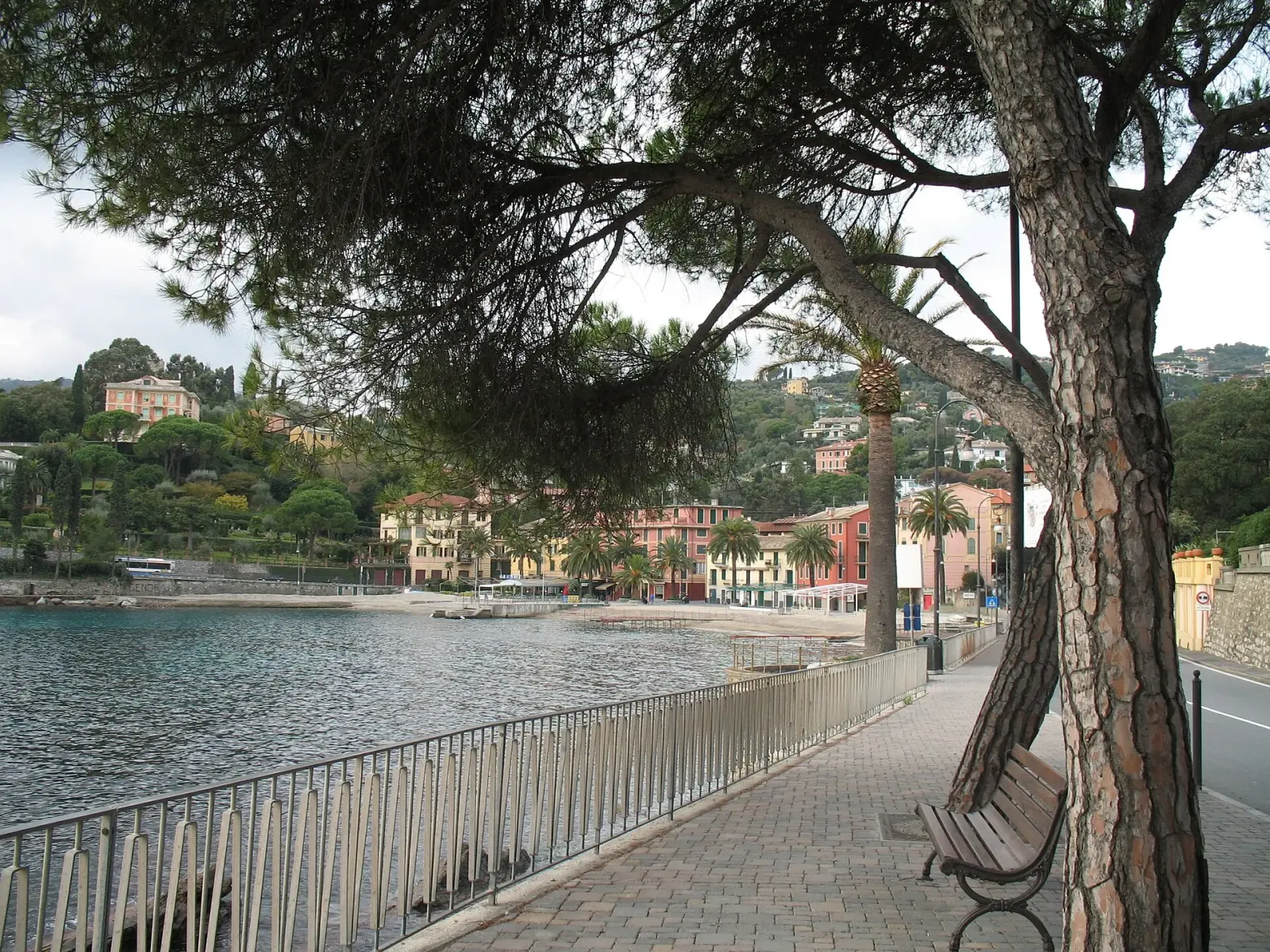 La costa di Rapallo con scogli e il mare del Golfo del Tigullio