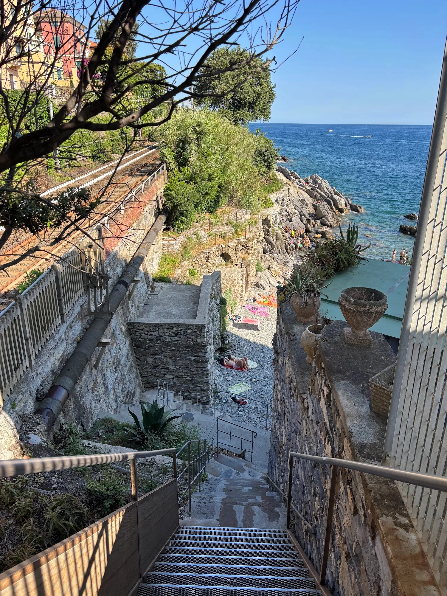 Il lungomare di Rapallo con il mare del Golfo del Tigullio e il castello sul molo