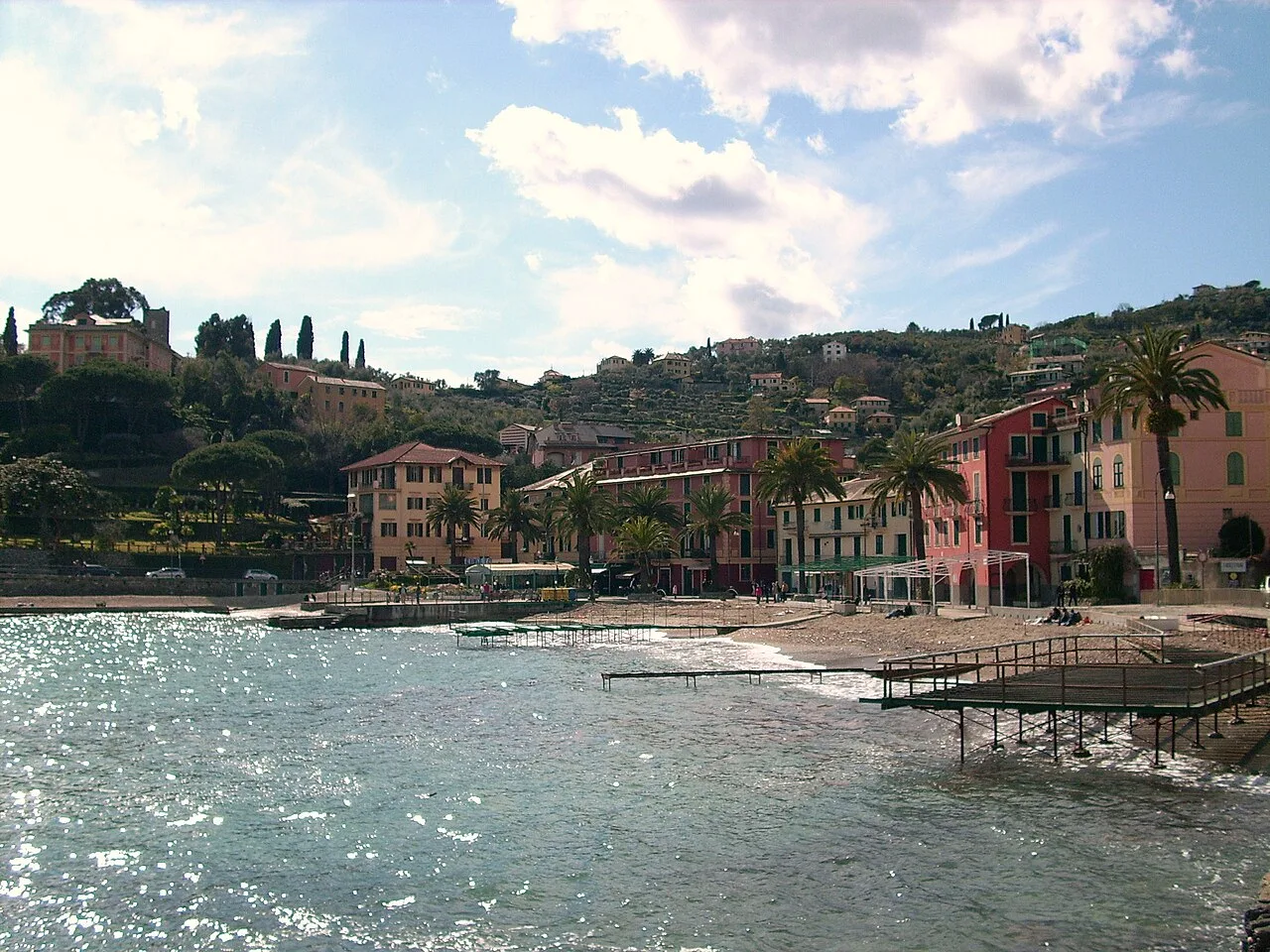 La Baia di Pomaro a San Michele di Pagana, Rapallo, con il mare limpido del Golfo del Tigullio