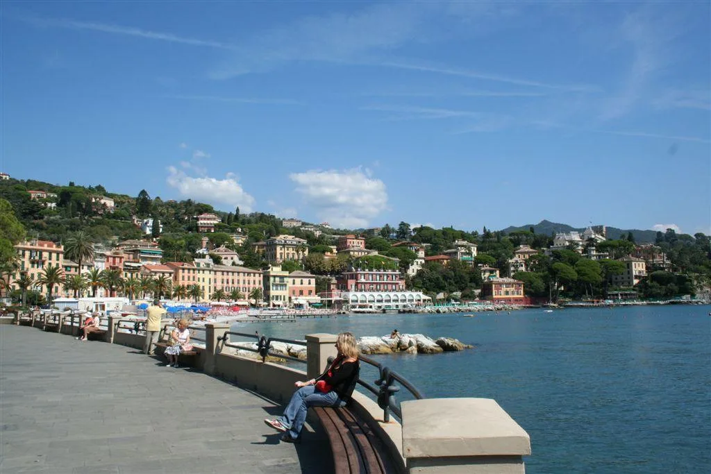 Il lungomare di Santa Margherita Ligure con la spiaggia di Ghiaia e le barche ormeggiate, visti dal centro cittadino