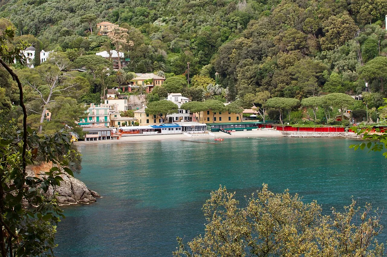 La spiaggia di Paraggi vista dalla riva nel 2019, con l'acqua trasparente e i pini che circondano la baia