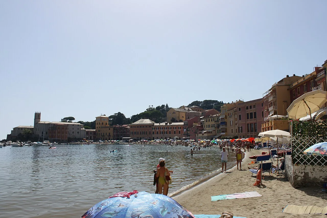 La spiaggia di Sestri Levante con ombrelloni colorati e il mare calmo nella stagione estiva