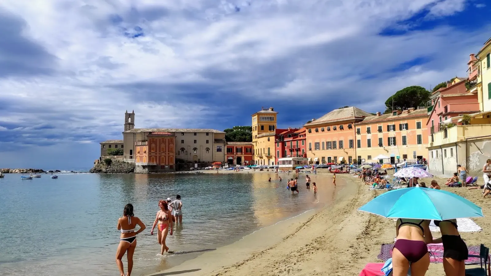La spiaggia della Baia delle Favole a Sestri Levante con il lungomare e le colline sullo sfondo