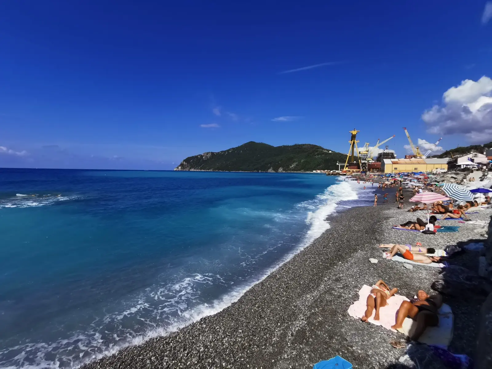La spiaggia di Sestri Levante con le sue acque limpide e il litorale sabbioso