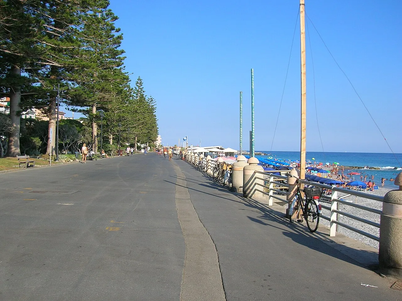 Il Lungomare Argentina di Bordighera con le palme, il mare e le ville storiche lungo la passeggiata