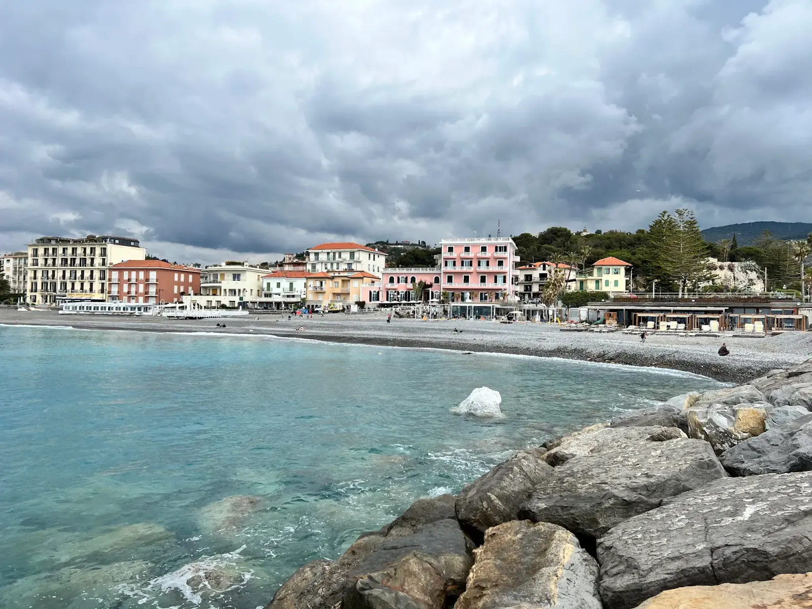 Vista sulla zona di Capo Sant'Ampelio a Bordighera, con la costa rocciosa e il mare della Riviera di Ponente