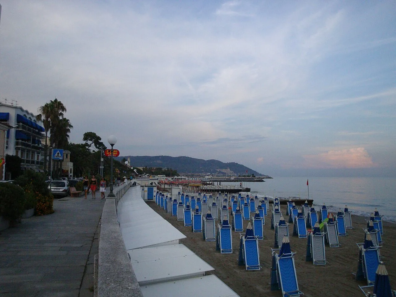 Il lungomare e la spiaggia sabbiosa di Diano Marina con il Golfo Dianese sullo sfondo