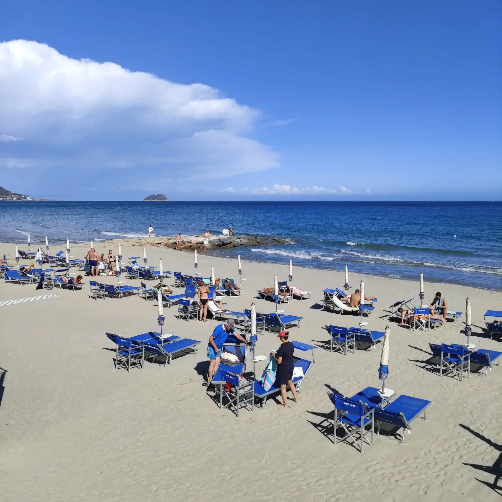 La spiaggia di Diano Marina vista dall'alto con il mare e il lungomare del Golfo Dianese