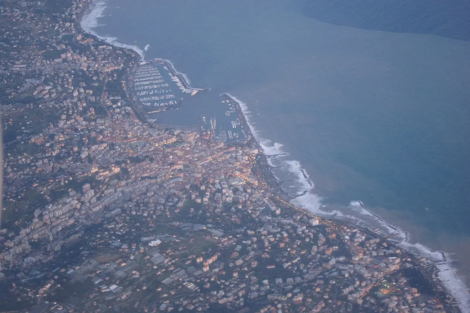 Veduta aerea di Sanremo al tramonto, con la costa e il lungomare ben visibili