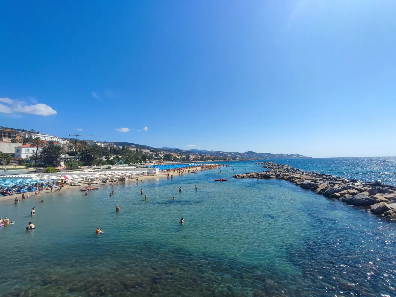 I Bagni Rinaldo a Sanremo, nell'insenatura del Golfo, con ombrelloni e mare calmo
