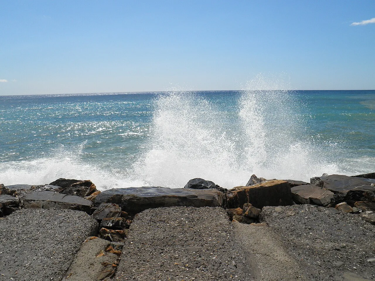 Il mare ligure visto dalla costa di Sanremo nella zona di levante