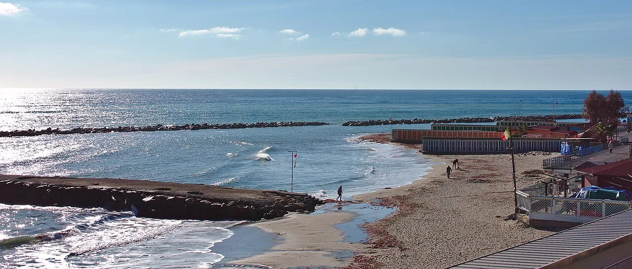 La spiaggia di Sanremo sul lungomare, con i ciottoli e il mare aperto