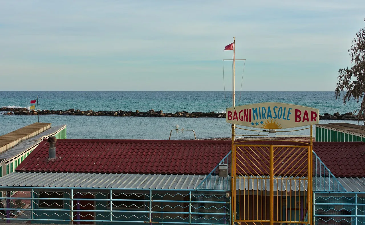 Il lungomare di Sanremo con la spiaggia e le ombrelloni in primo piano