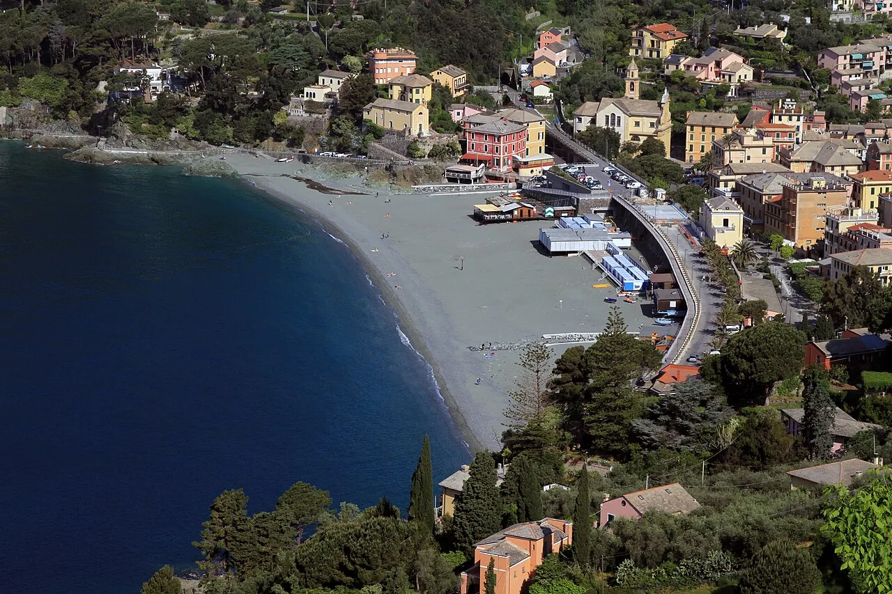 Veduta aerea di Bonassola con la baia e la caletta di ciottoli sul lato sinistro verso Levanto