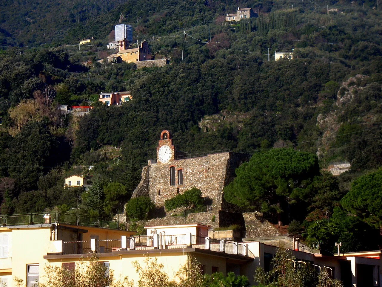 Il castello di Bonassola affacciato sul lungomare, visto dalla spiaggia