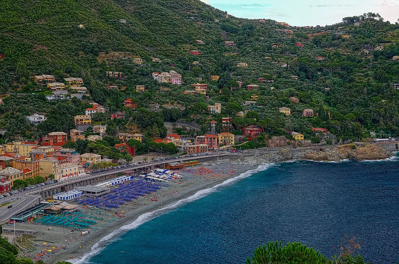 La Spiaggia Grande di Bonassola vista dal lungomare, con la baia ad arco e il mare cristallino