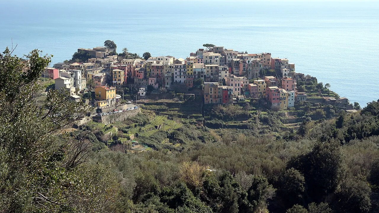 Corniglia vista dal sentiero per Vernazza, il borgo aggrappato alla collina con i terrazzi vitati che scendono verso il mare