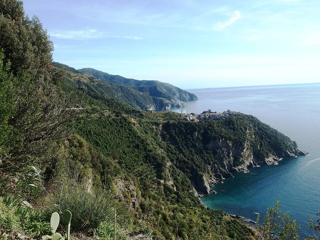 La costa rocciosa di Corniglia con le scogliere a picco sul mare verde delle Cinque Terre