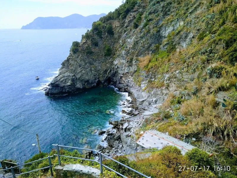 La Marina di Corniglia, piccolo porticciolo di scogli con il molo sotto il borgo delle Cinque Terre